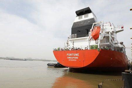 武昌造船建造19700吨油化船1号船顺利离厂