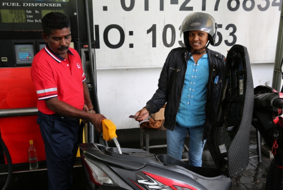 中国石化在斯里兰卡加油站正式启动油品供应