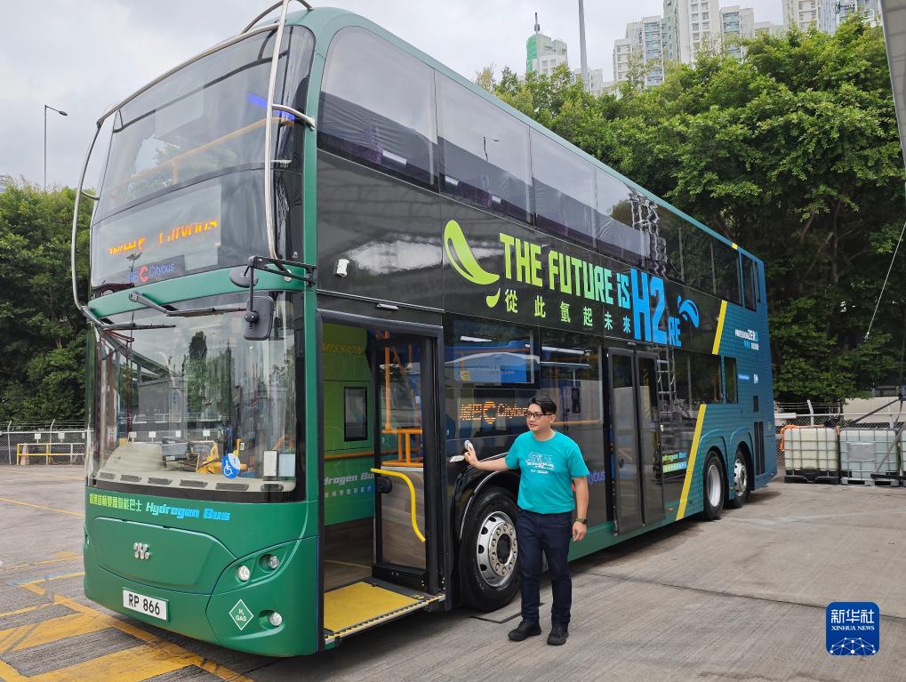 这是11月30日拍摄的香港首辆双层氢能巴士。新华社记者 陆芸 摄
