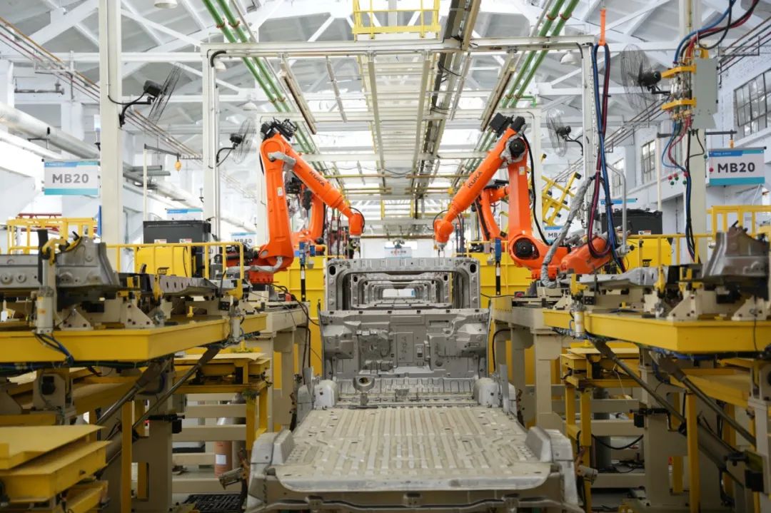 河北红星汽车制造有限公司焊装车间内，工业自动化KUKA焊接机器人正焊接车身部件。张欣摄